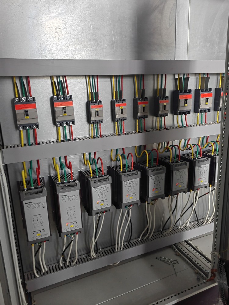 电力调解器负载电压加不上去是什么原因？