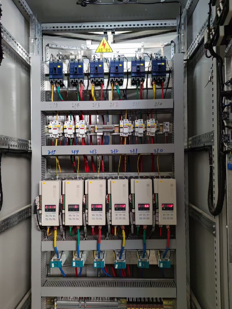 在电力调解器设计中，，如那里置电源颤抖和电网脉动的影响？？？