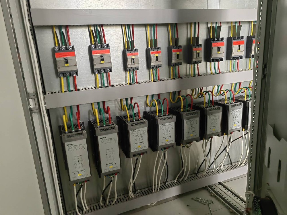 交流电力调解器和直流电力调解器的事情原理有哪些要害区别？