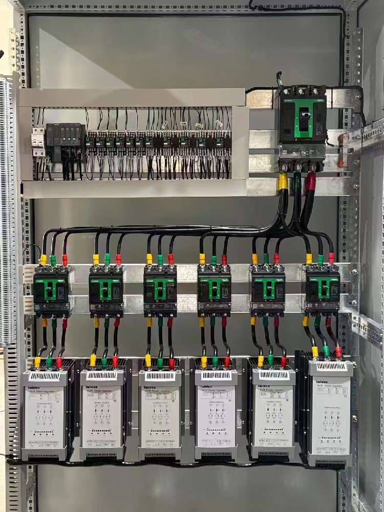 自动电力调解器中的 PID 控制器是怎样事情来调理输出的？
