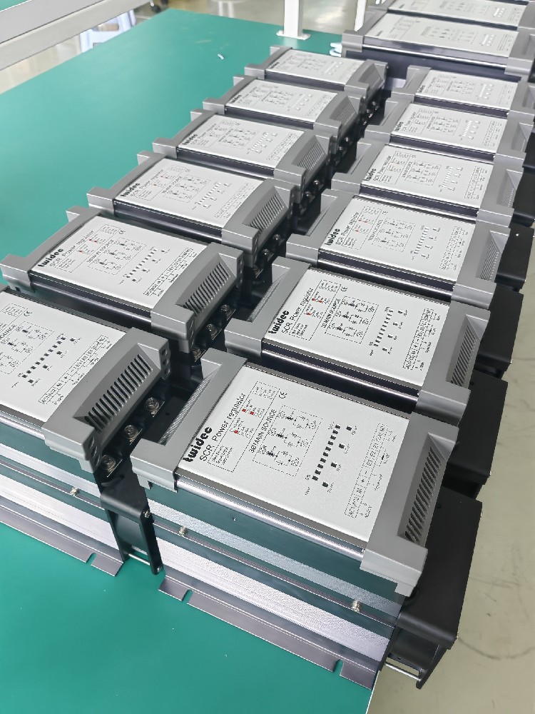 怎样实现多台电力调解器的协同事情以知足重大的电力控制需求？