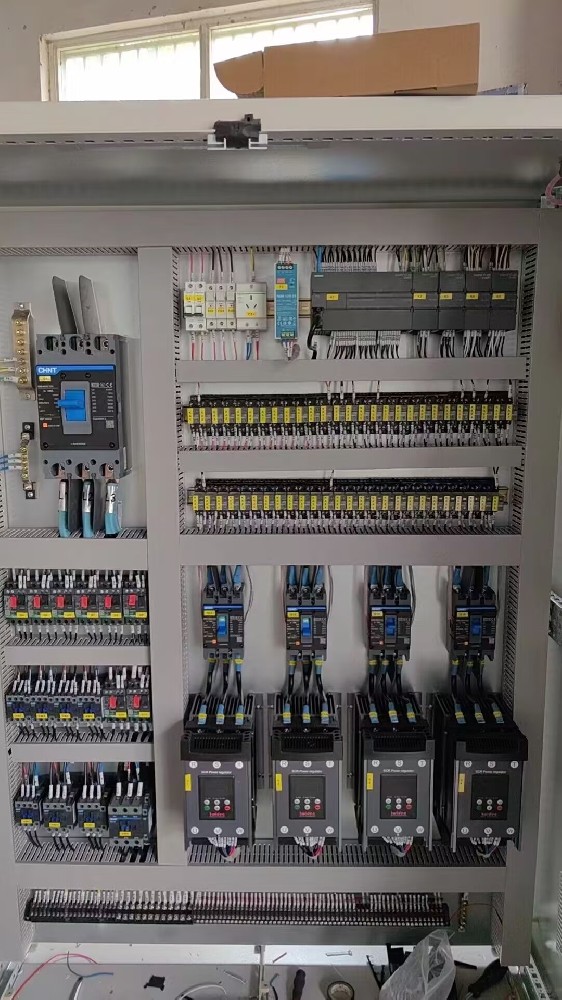 关于高精度的装备（如细密仪器、、医疗装备）供电，电力调解器能否知足其对电压和频率稳固性的要求？