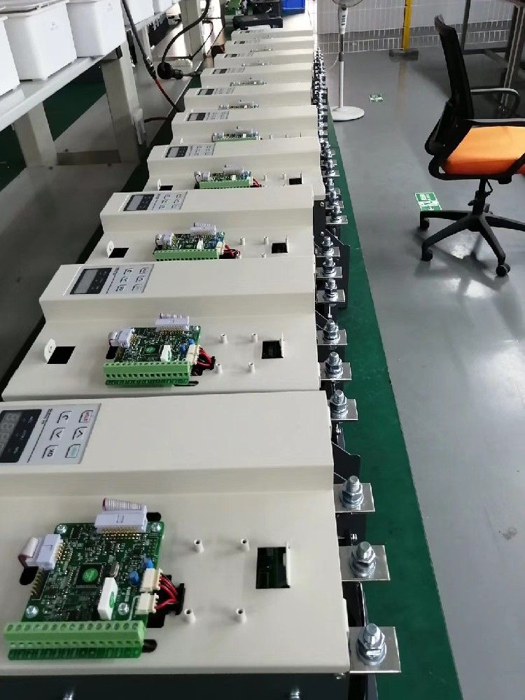 电力调解器与变频器在某些应用场景下功效有重叠，怎样决议使用哪一个？？？