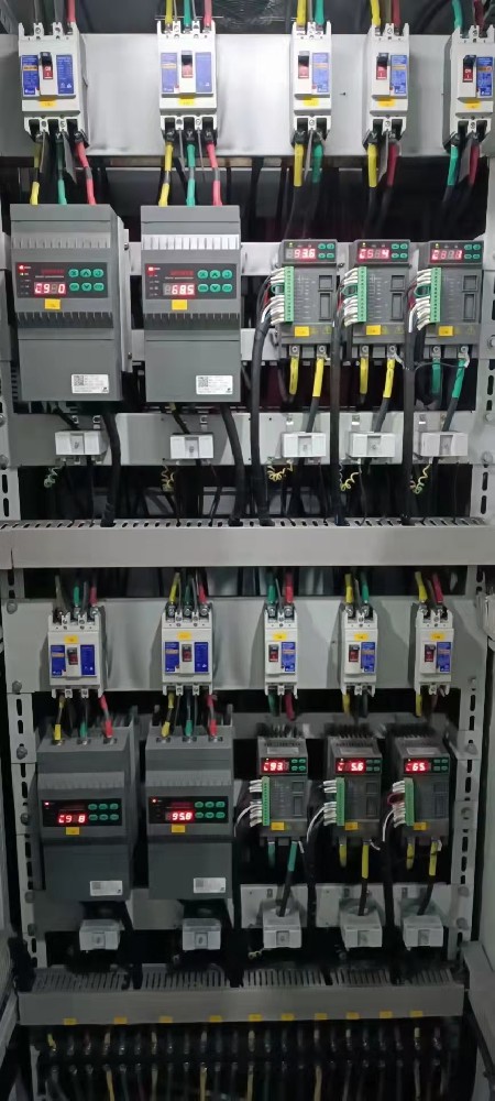 电力调解器在微电网系统中，怎样协调差别能源发电单位的电力输出？？