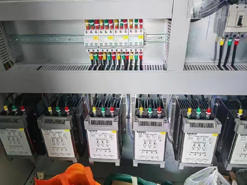 电力调解器的散热风扇损坏，暂时没有合适的备件替换，能否短时间内继续运行装备？？？